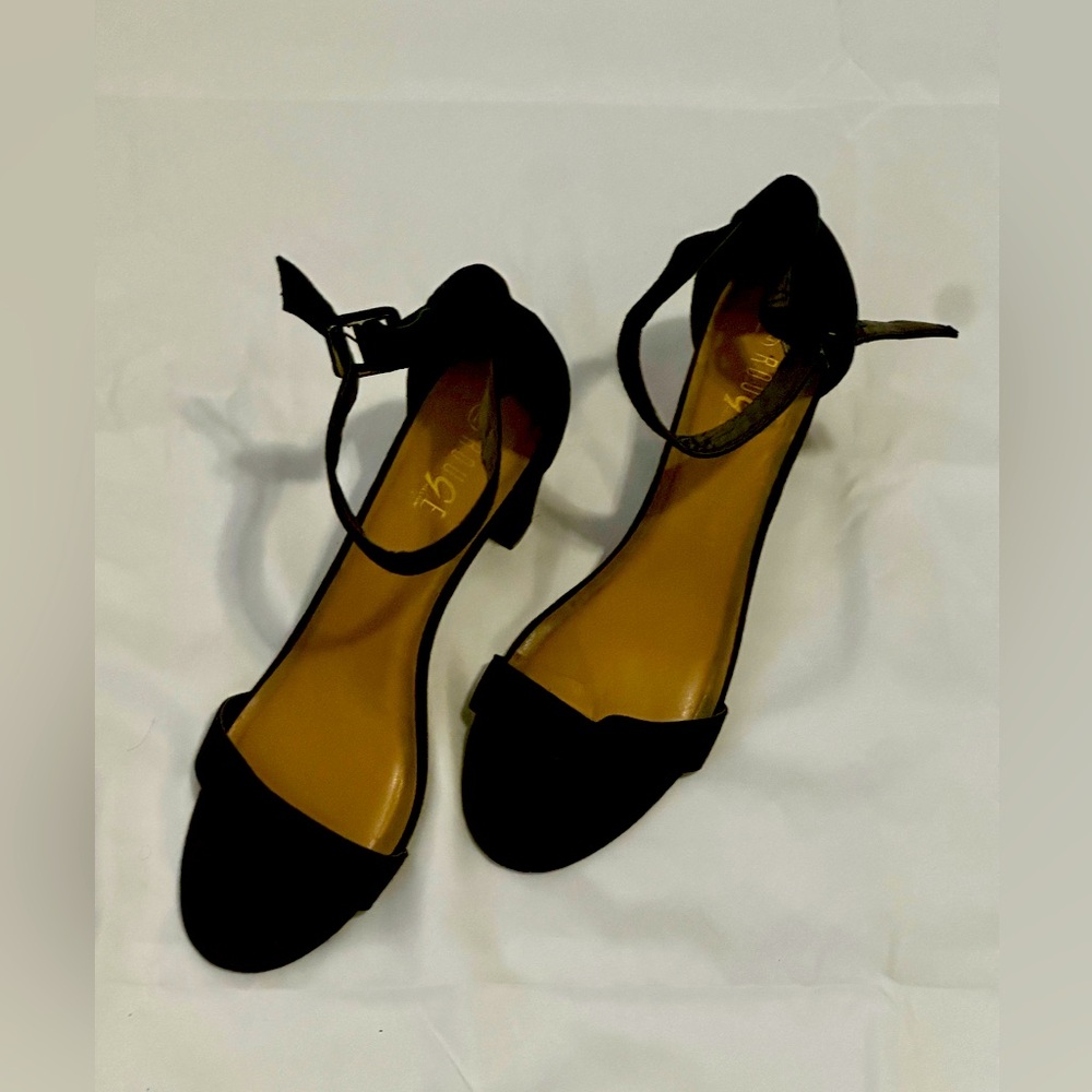 Women’s sandal to wear, high heel, elegant, used but in very good condition.